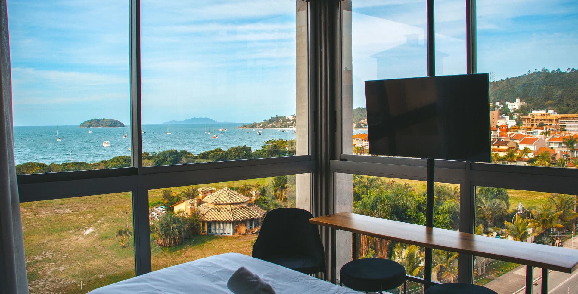Quarto de imóvel administrado pela Seazone com vista para o mar