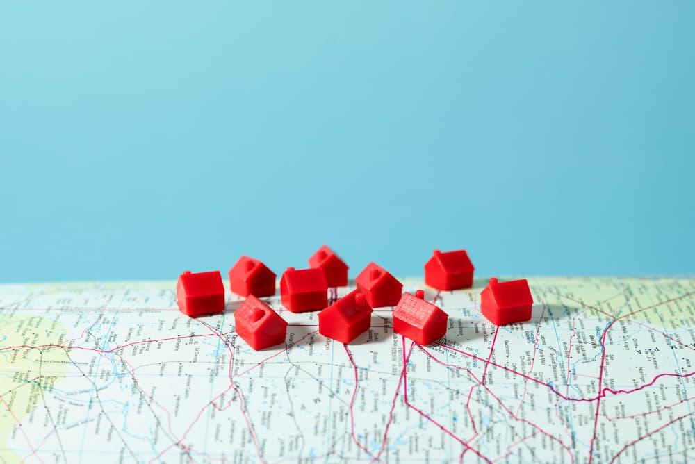 Mapa com casas de brinquedo - Mercado imobiliário Brasileiro