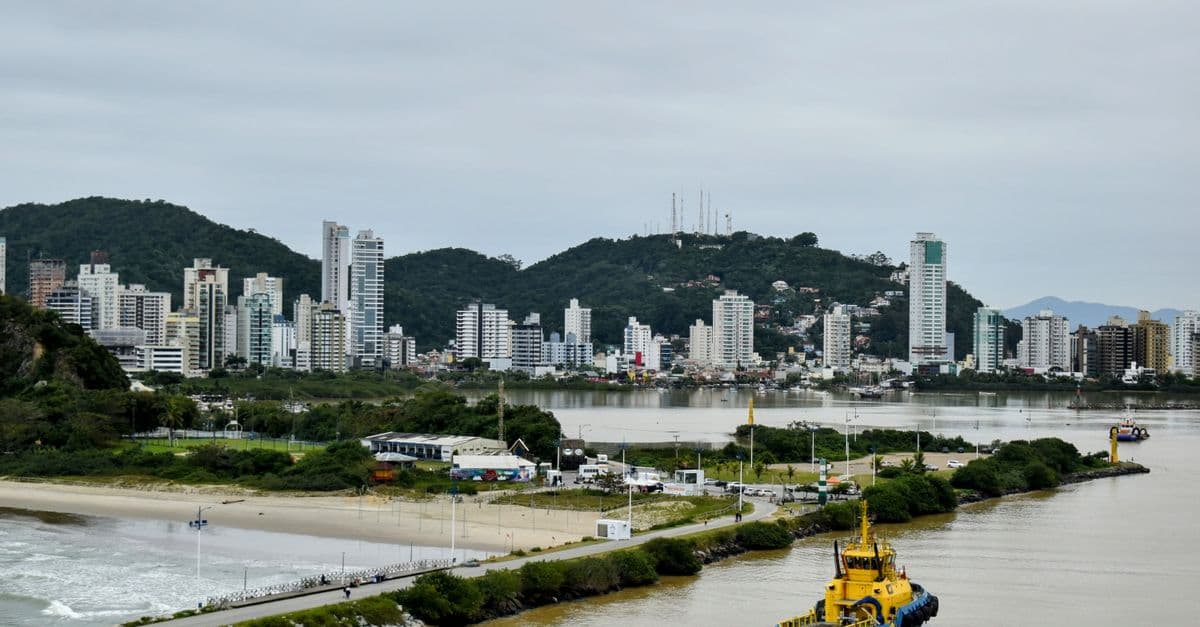 Balneario Camboriu beach aerial view — Foto: Thamsanqa Mxoli (Pexels)