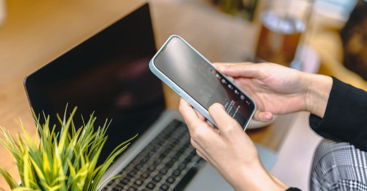 person using smartphone to book a vacation rental house — Foto: Jakub Zerdzicki (Pexels)