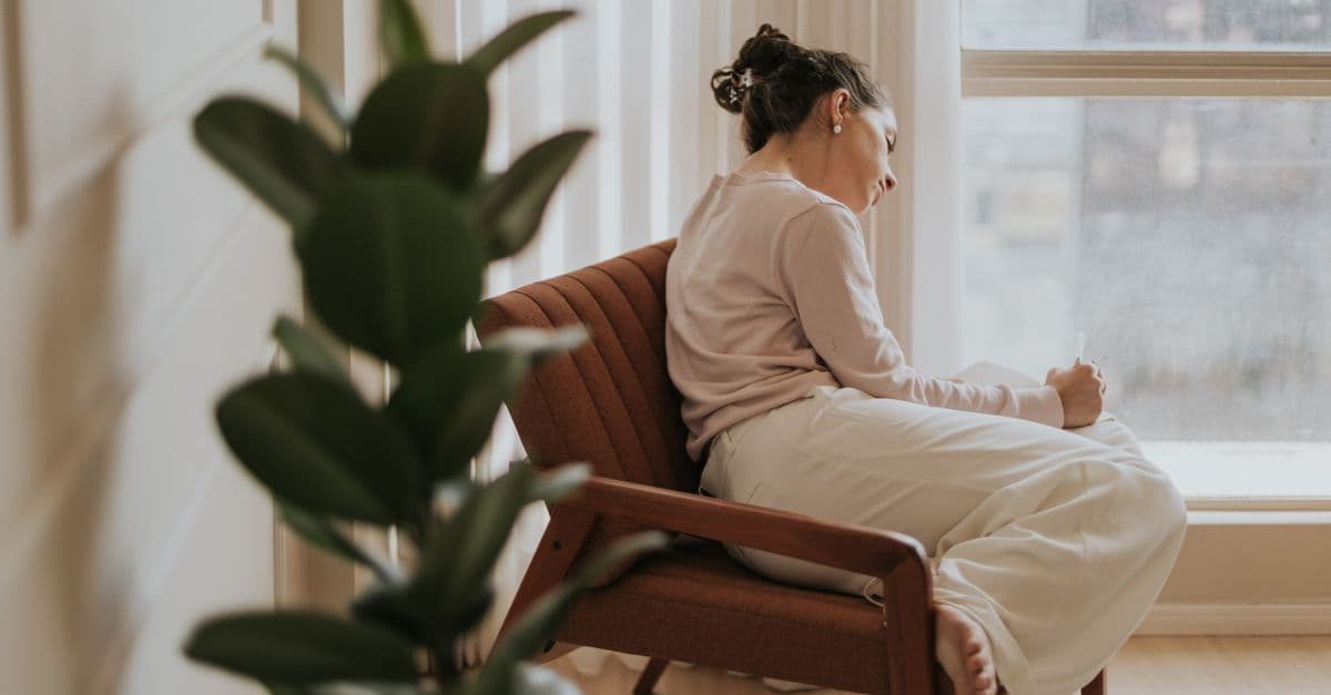 family relaxing in modern vacation rental apartment with kitchen — Foto: Letícia Alvares (Pexels)