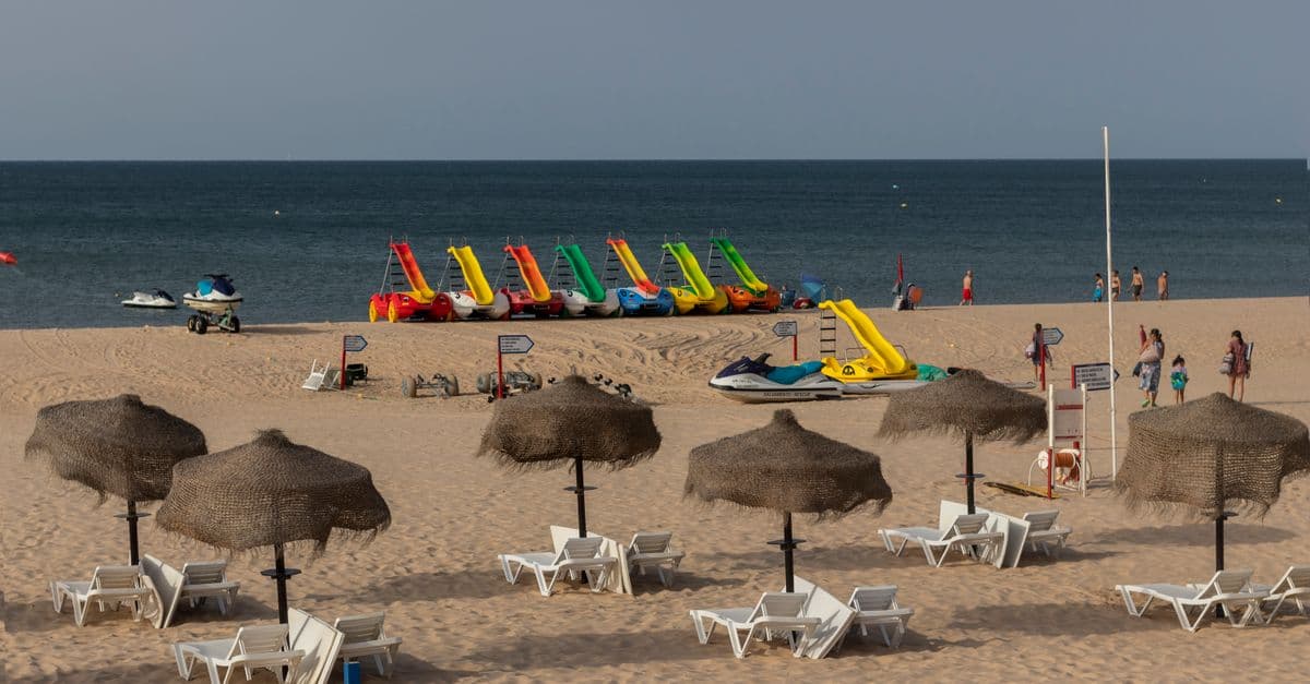 sunny beach vacation november travel — Foto: Anselmo Machado (Pexels)