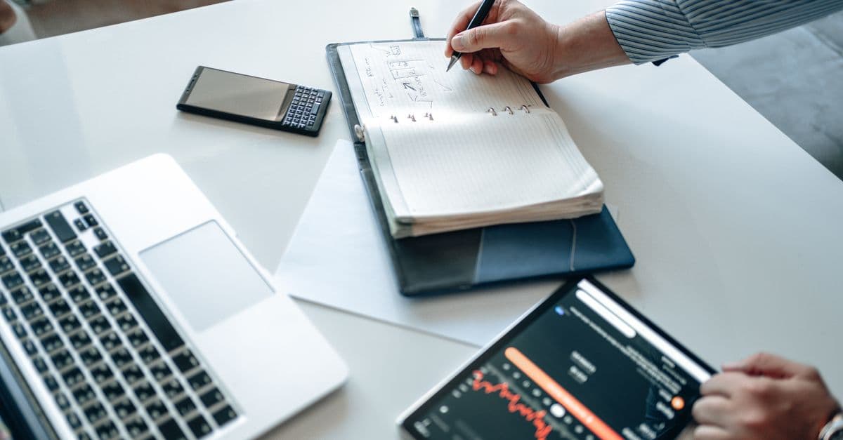 person calculating finances on laptop host airbnb property management — Foto: AlphaTradeZone (Pexels)