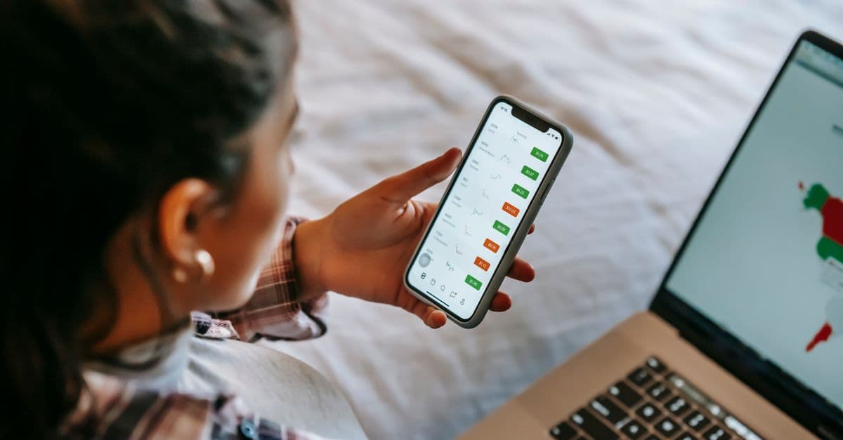host managing vacation rental on laptop and smartphone — Foto: Liza Summer (Pexels)