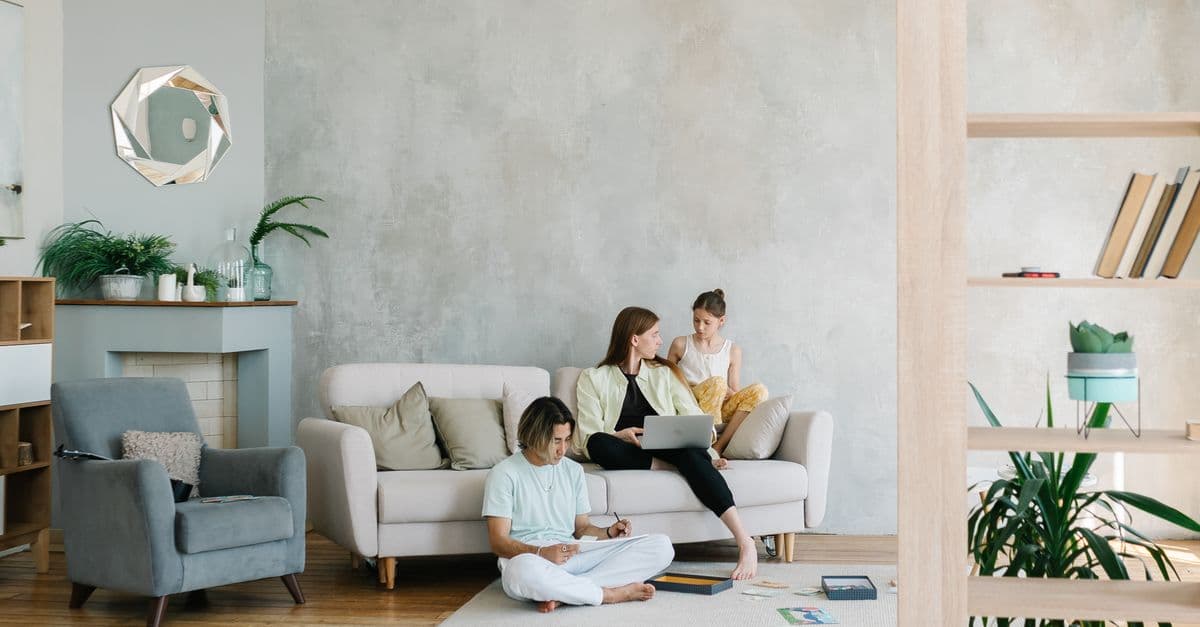 family enjoying a modern vacation rental living room — Foto: Mikhail Nilov (Pexels)