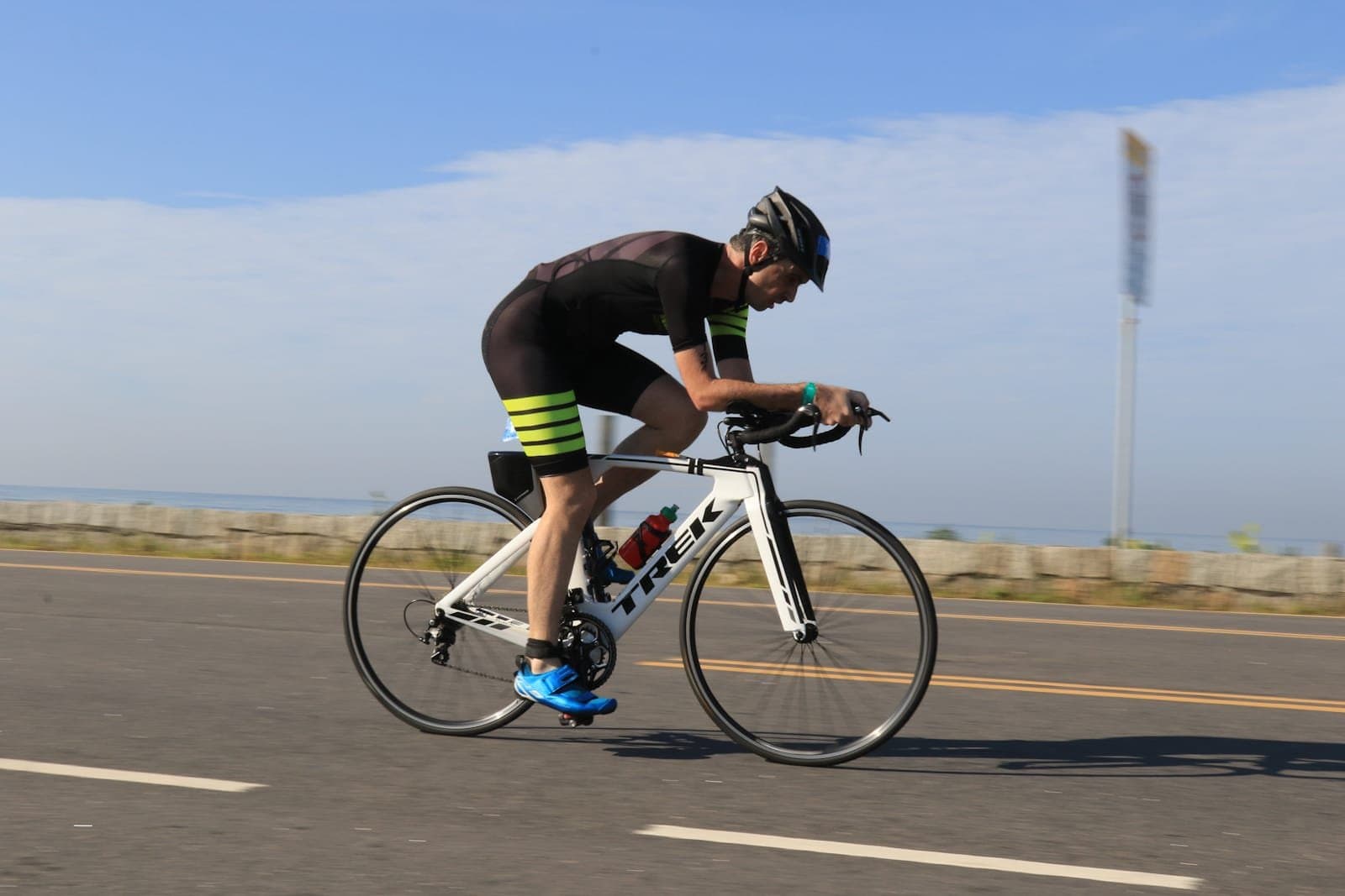 Ciclista em posição de prova na orla de Florianópolis