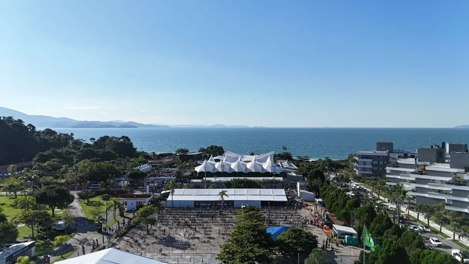 Estrutura do evento à beira-mar em Jurerê Internacional