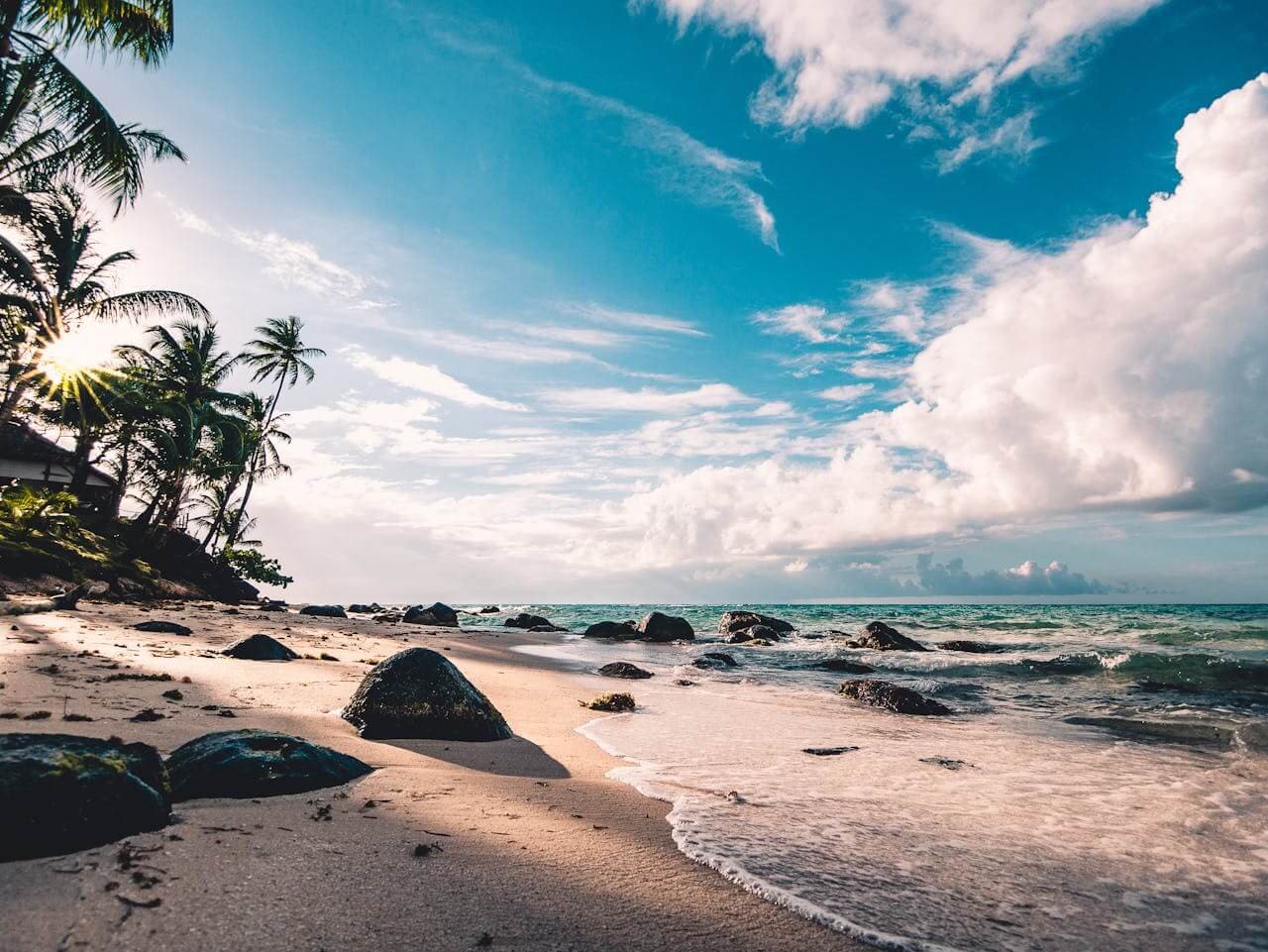 Praia em trancoso com céu azul e águas cristalinas