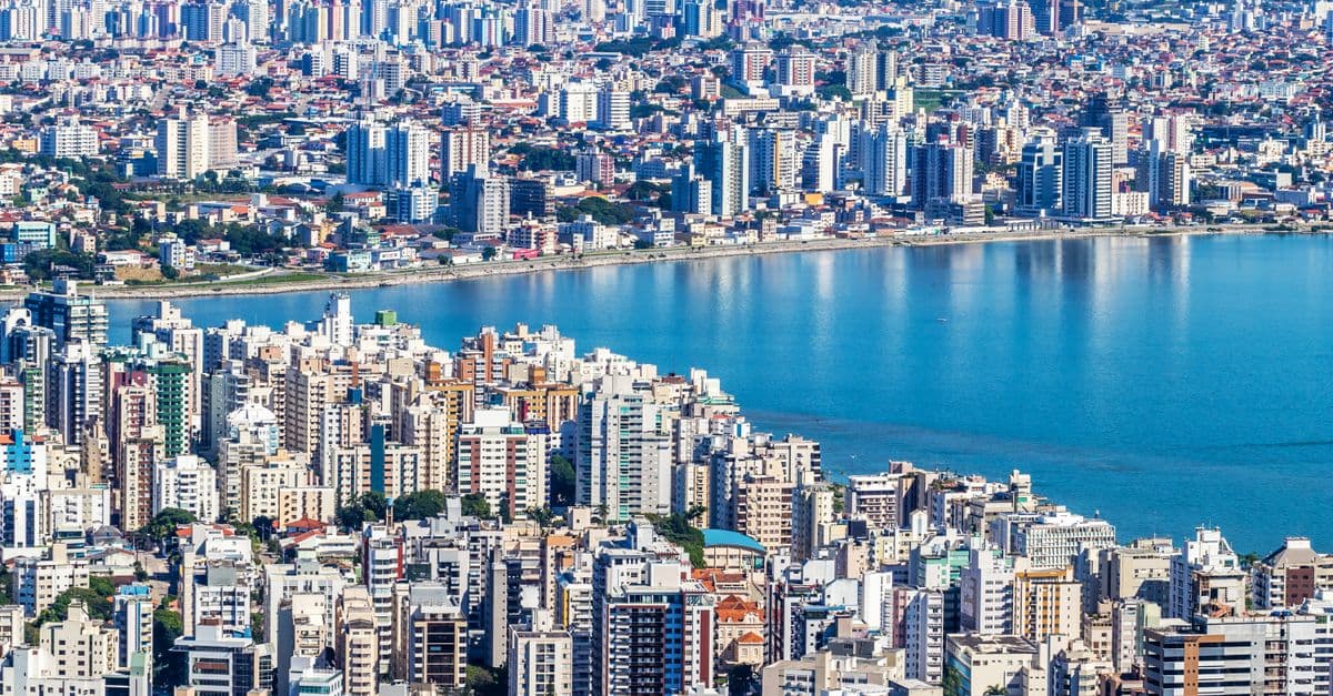 luxury beachfront condominium aerial view Bahia Brazil — Foto: Jari Lobo (Pexels)