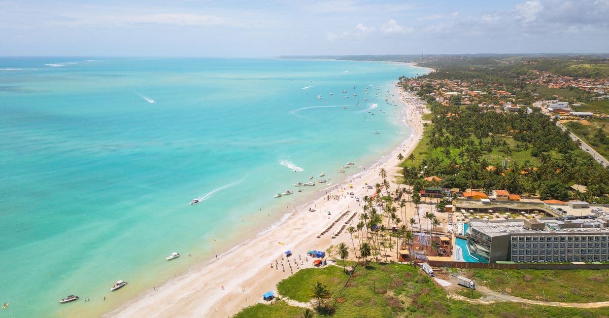 Porto Seguro beach aerial view sunny day — Foto: Nino Souza (Pexels)