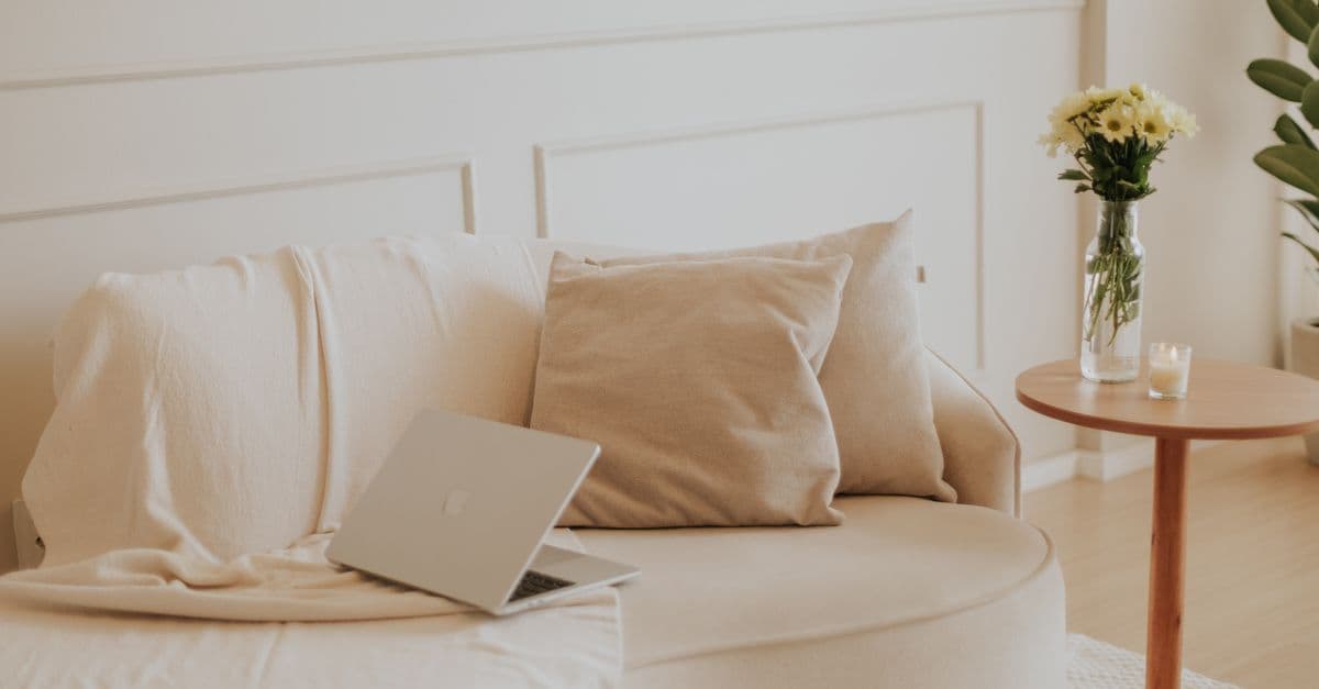 person managing airbnb listing on a modern laptop with a cozy apartment background — Foto: Letícia Alvares (Pexels)