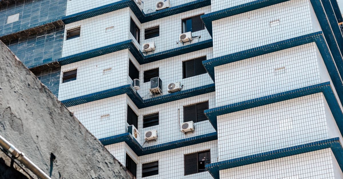 beachfront modern apartment building florianopolis investment — Foto: Juan Pablo Daniel (Pexels)