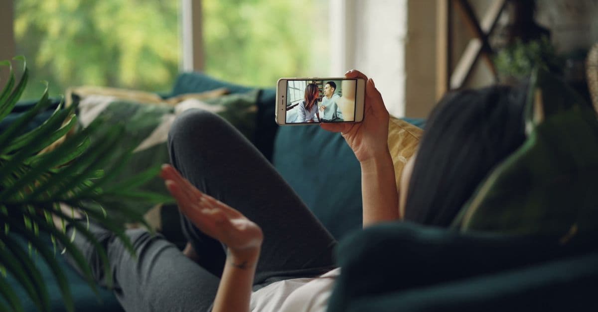 guest leaving a modern apartment with a suitcase and checking out on smartphone — Foto: Vitaly Gariev (Pexels)