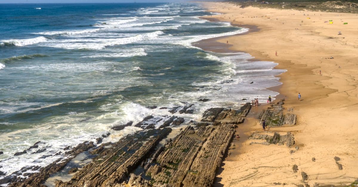 aerial view of Porto Seguro beaches with clear water and boats Brazil — Foto: Cesar Ambrósio (Pexels)
