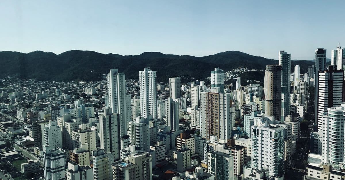 Balneário Camboriú aerial view beach and skyscrapers — Foto: Fernanda Latronico (Pexels)