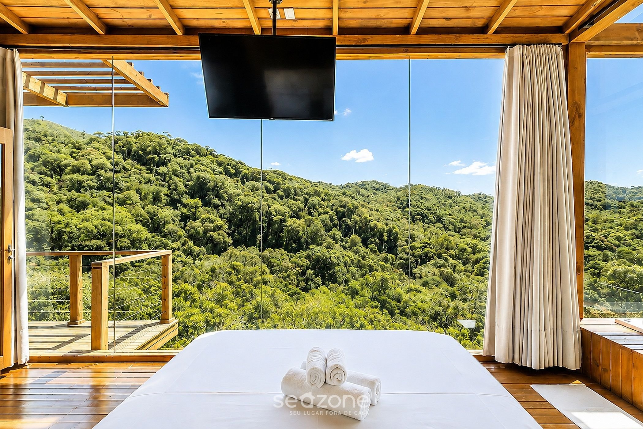 Banheira Com Vista e Teto de Vidro na Serra VST018 | Seazone reservas