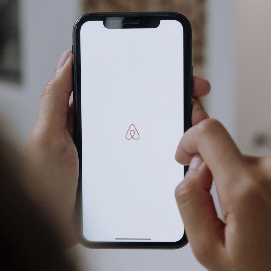 Smartphone iniciando Airbnb