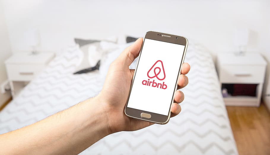 Celular com logo da airbnb